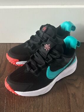 NEW Nike Size 11 Boy's Star Runners Running Shoes
